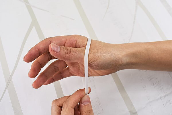 【100均ずぼらシュラン】セリア「シリコーン虫除けブレスレット スリム」は腕につけるだけで使えるの画像4