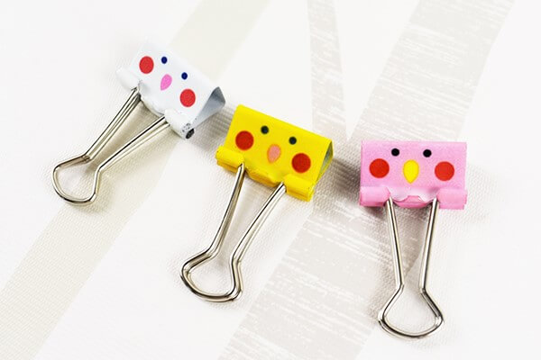 【100均ずぼらシュラン】セリア「カラーダブルクリップ 8P オカメインコ」書類整理に色違いのオカメインコが大活躍！の画像1