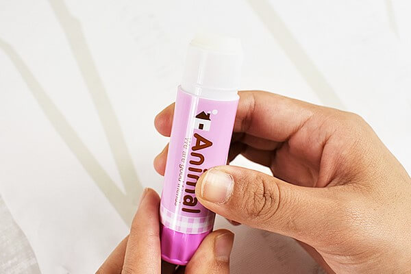 【100均ずぼらシュラン】セリア「アニマルスティックのり 2P」耳つきキャップがかわいくて使うのが楽しいの画像4