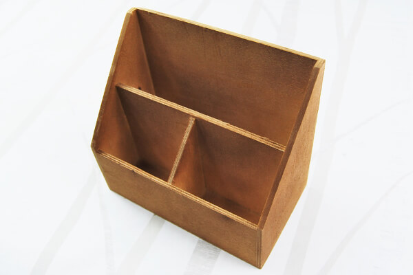 【100均ずぼらシュラン】セリア「木製デスクラック 3ポケット」は乱雑にモノを詰めこみがちな人におススメ！の画像1