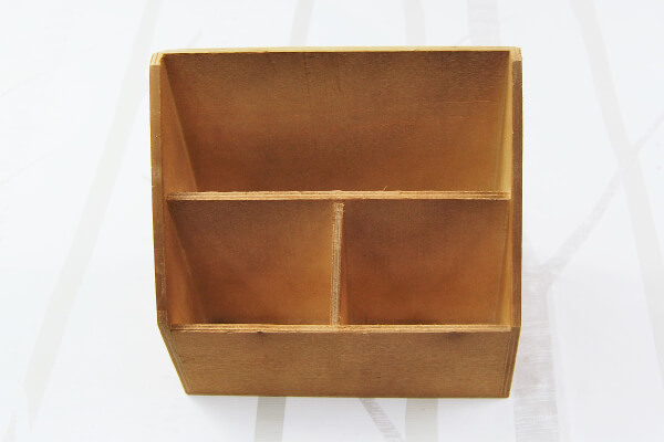 【100均ずぼらシュラン】セリア「木製デスクラック 3ポケット」は乱雑にモノを詰めこみがちな人におススメ！の画像3