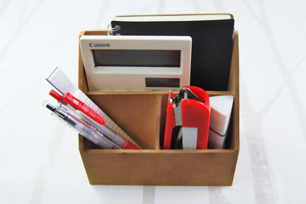 【100均ずぼらシュラン】セリア「木製デスクラック 3ポケット」は乱雑にモノを詰めこみがちな人におススメ！の画像5