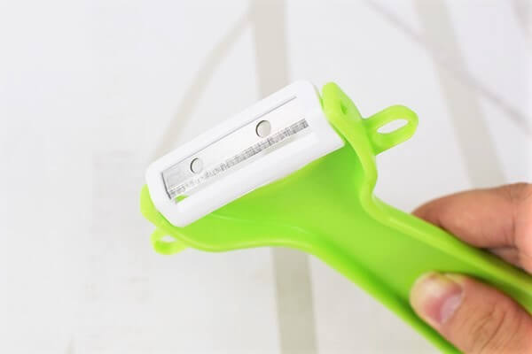 【100均ずぼらシュラン】ダイソー「マジカルピーラー」小さな手にもぴったり馴染んで驚異の切れ味！の画像4