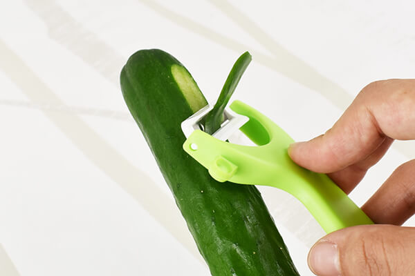 【100均ずぼらシュラン】ダイソー「マジカルピーラー」小さな手にもぴったり馴染んで驚異の切れ味！の画像5