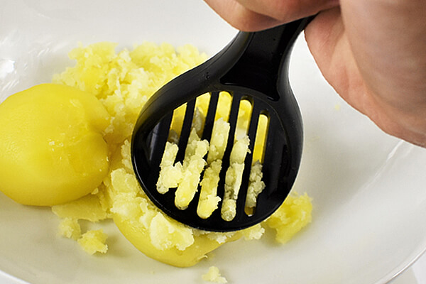 【100均ずぼらシュラン】セリア「ナイロンミニマッシャー」握りやすくマッシュポテトが素早く作れる！の画像5