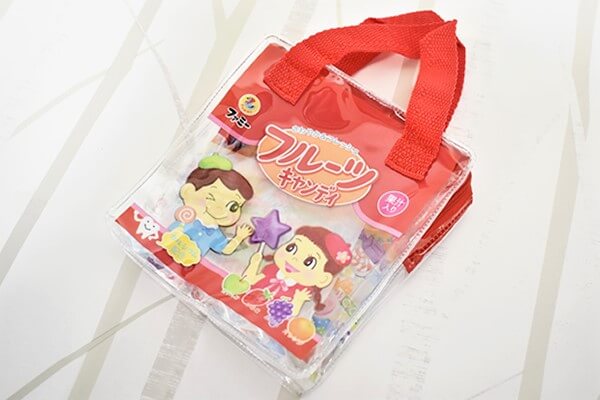 【100均ずぼらシュラン】セリア「PVCバッグ ときめきおかし」レトロ感あふれるイラストでバッグにもポーチにもの画像1