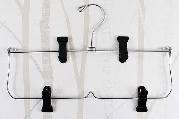 【100均ずぼらシュラン】ダイソー「スラックス＆スカートハンガー」はボトムス専用、1本で2倍の収納力!?の画像3