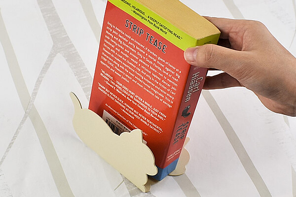 レトロな色味のネコで部屋をかわいく変身♪ 立てた本が見やすい「アニマルブックスタンド」（セリア）の画像4