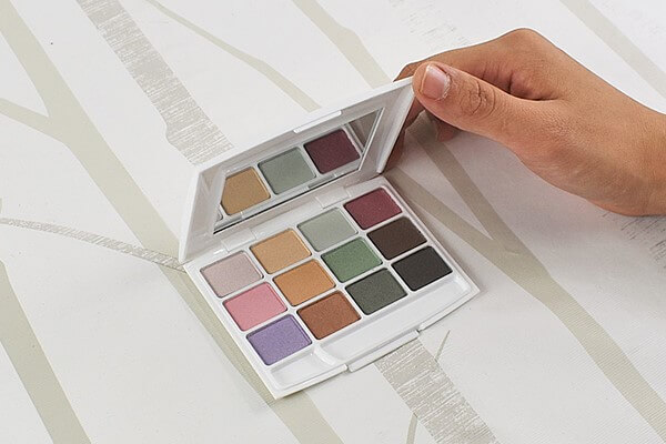 【100均ずぼらシュラン】セリアの人気コスメ「12色 アイシャドウ パレット 03」幅広いカラーでお仕事メイクもお出かけメイクもOK！の画像6