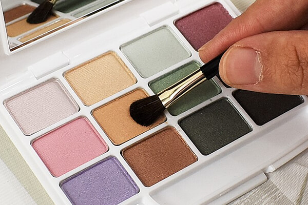 【100均ずぼらシュラン】セリアの人気コスメ「12色 アイシャドウ パレット 03」幅広いカラーでお仕事メイクもお出かけメイクもOK！の画像7