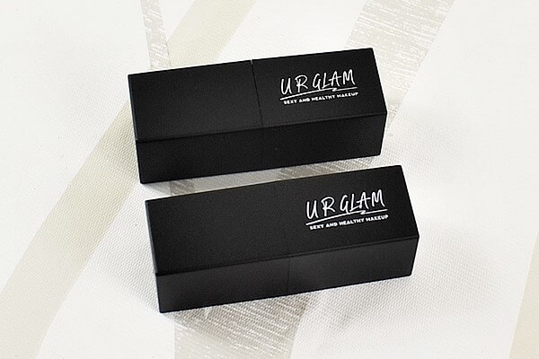 【100均ずぼらシュラン】ダイソーコスメ「UG ミニリップスティック ウォームレッド・シャイニーブルー」重ね塗りで華やかメイク！の画像1