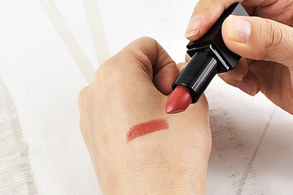 【100均ずぼらシュラン】ダイソーコスメ「UG ミニリップスティック ウォームレッド・シャイニーブルー」重ね塗りで華やかメイク！の画像6