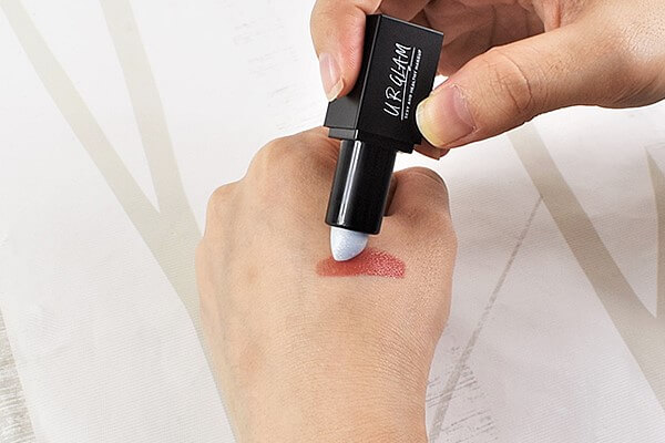 【100均ずぼらシュラン】ダイソーコスメ「UG ミニリップスティック ウォームレッド・シャイニーブルー」重ね塗りで華やかメイク！の画像7