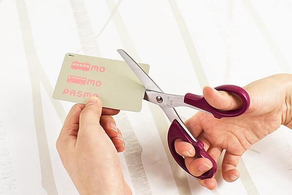 【ダイソーVSセリア】100均「ハサミ」対決！　プラスチックも磁気カードも切れる？の画像7