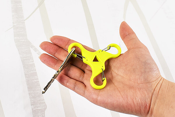 【ダイソーVSセリア】100均「多機能キーホルダー」対決！　川に鍵を落としても安心!?の画像6