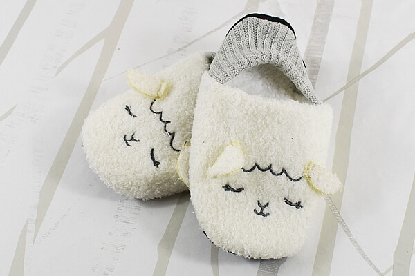 スリーコインズ「おとなアニマルルームシューズ」ヒツジみたいにもこもこで、じんわり温もりに包まれる！の画像1