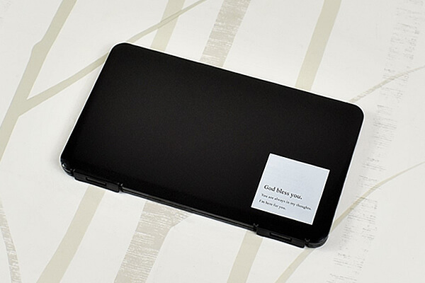 スリーコインズ「マスクケース」衛生的に保管できて、好きなところに貼れるミラーつき！ の画像1