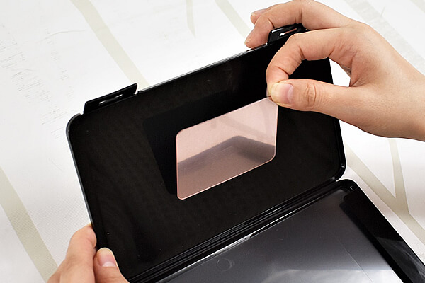 スリーコインズ「マスクケース」衛生的に保管できて、好きなところに貼れるミラーつき！ の画像4