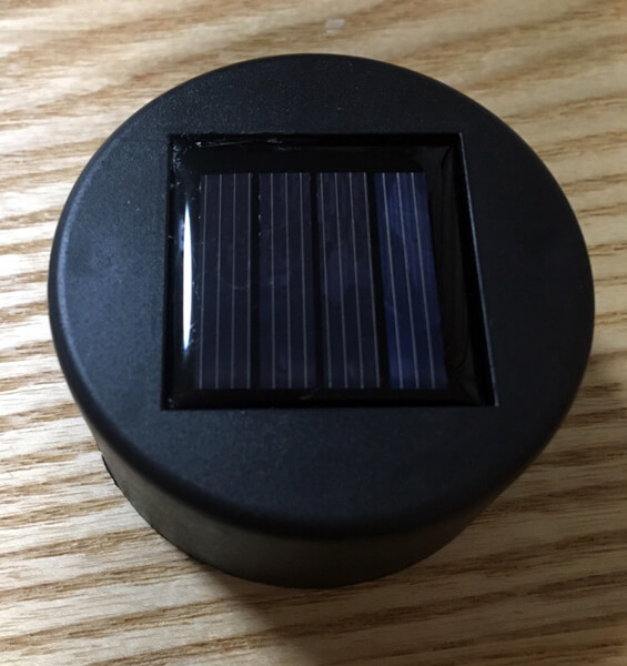 クリスマスツリー用ライトは表がソーラーライト、裏がスイッチ