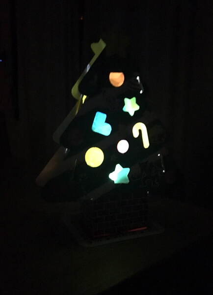 部屋の照明を暗くしてツリーが光っている様子