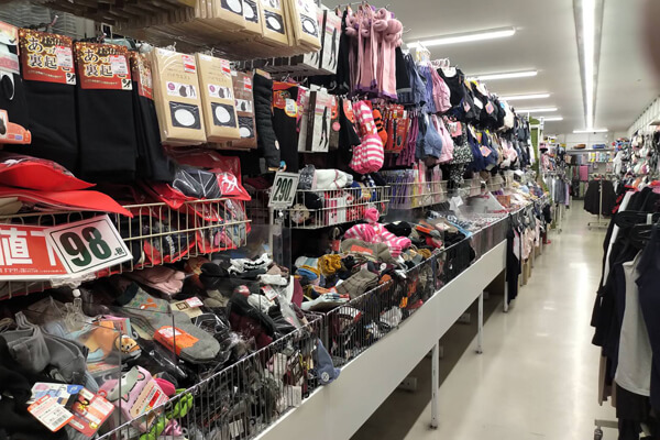 洋服小物類はワゴンにギュウギュウ詰め込まれている