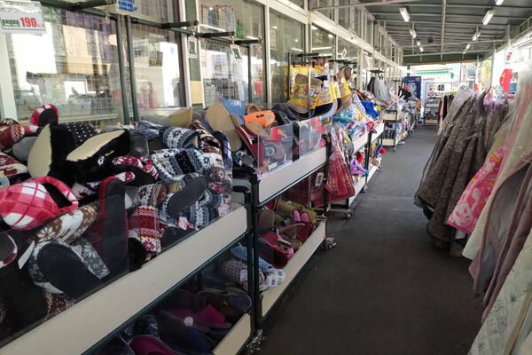 衣料品は店舗外にも沢山並んでいる