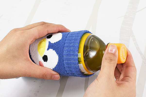 【ダイソーVSセリア】100均「ペットボトルホルダー」対決！　アニマル柄のニット生地がよく伸びて便利の画像6