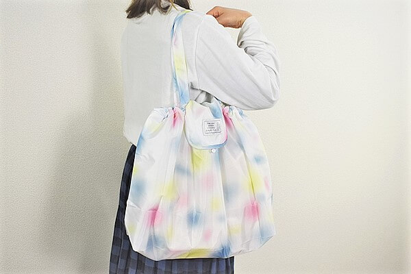 スリーコインズ「バッグカバーハンドル付タイダイ柄」エコバッグとしても使える防水カバー！の画像5