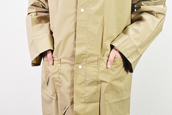 スリコ（3COINS）の「レインコート ロゴ柄」で、傘よりもレインコートの時代到来!? の画像6