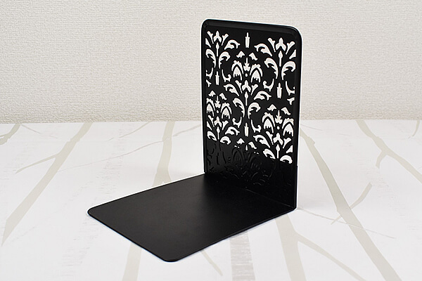 【ダイソーVSセリア】100均「ブックエンド」対決！　インテリアに合わせて選べるおしゃれなデザインで本棚の整頓に役立つの画像2