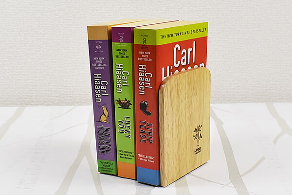 【ダイソーVSセリア】100均「ブックエンド」対決！　インテリアに合わせて選べるおしゃれなデザインで本棚の整頓に役立つの画像7