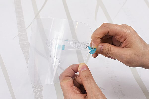 【ダイソーVSセリア】100均「ウイルス対策グッズ」対決！　メガネ型シールドと抗菌シート、どっちが有効？の画像3