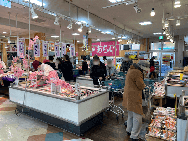 お惣菜コーナーは人が多い