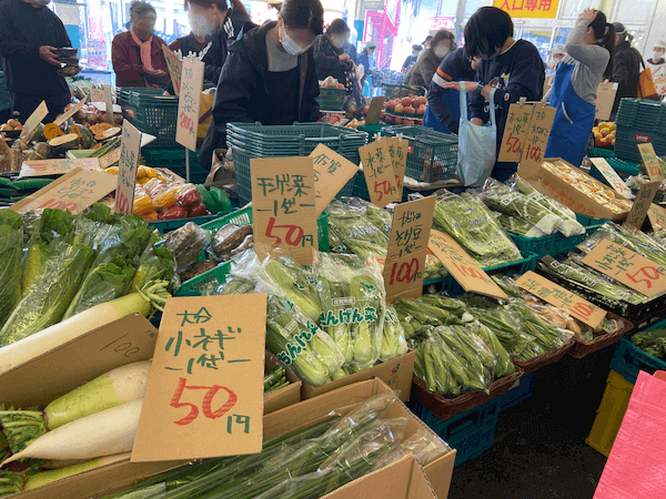 日曜朝市は国産野菜も豊富
