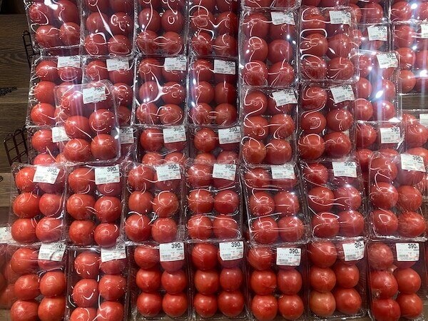 壁に沿って上に上にと並べられている