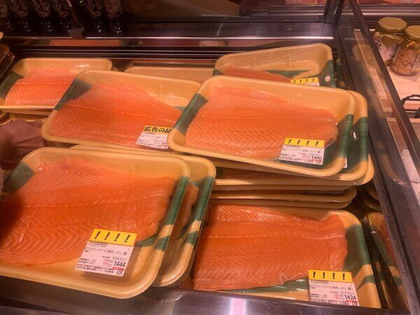 刺身用サーモンのパックにはびっくりマークシールが！