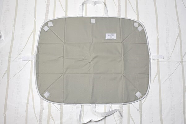 スリコ（3COINS）の「アイロンマットバッグ」なら、アイロン台いらずでスッキリ収納！ の画像1