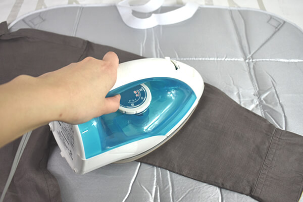 スリコ（3COINS）の「アイロンマットバッグ」なら、アイロン台いらずでスッキリ収納！ の画像3