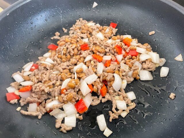 バズレシピ【納豆ガパオライス】納豆好きなら作らないと損！　週イチで食べたい感動レシピの画像3