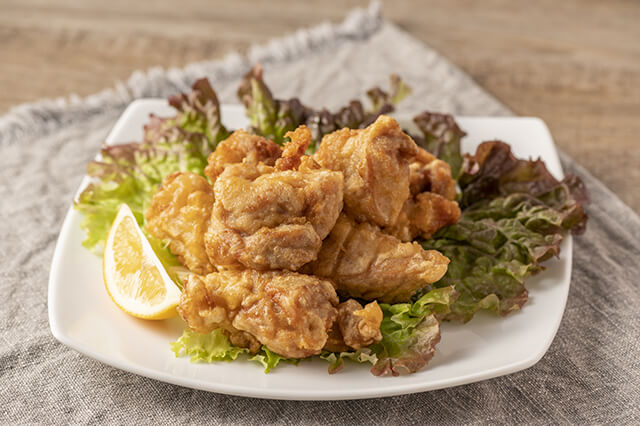 味の素「ザ★から揚げ」ニチレイ「特から」、冷食唐揚げをプロがジャッジ! 人気5品を実食レビュー&おすすめアレンジ紹介の画像1