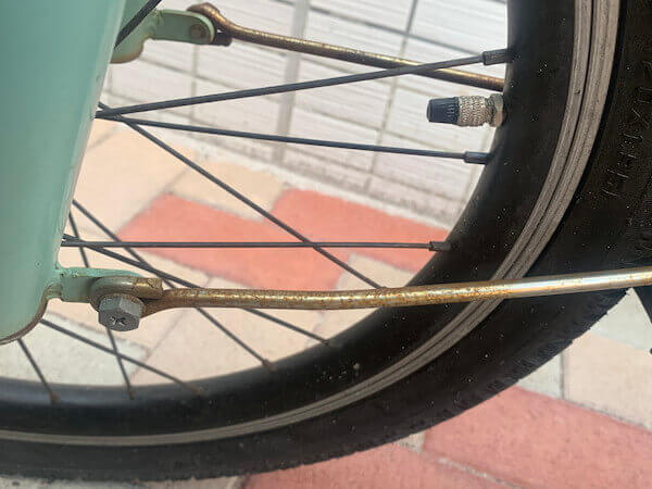 錆がついた自転車前輪側の泥よけステー部分アップ