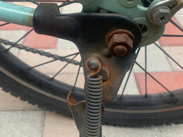 錆がついた自転車後輪スタンド部分アップ