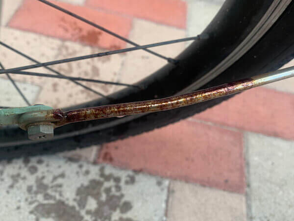 泥よけステー部分スプレー直後の様子