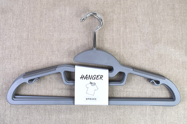 スリコ（3COINS）の「伸び防止ハンガー」なら、首元がヨレヨレの悲しいあるあるを解消！の画像1
