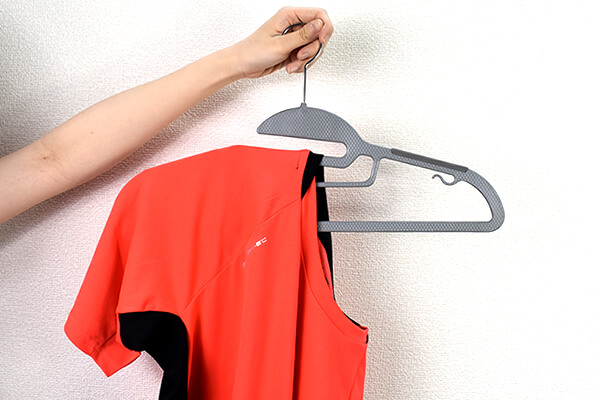 スリコ（3COINS）の「伸び防止ハンガー」なら、首元がヨレヨレの悲しいあるあるを解消！の画像3