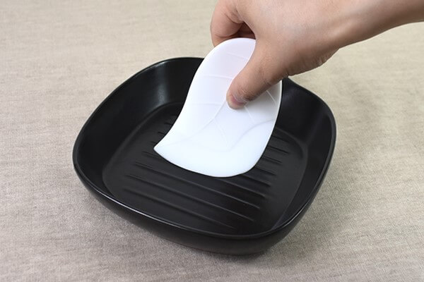 【ダイソーVSセリア】100均「スクレーパー」対決！　お皿やフライパンを傷めずきれいに、洗い物が楽々の画像4