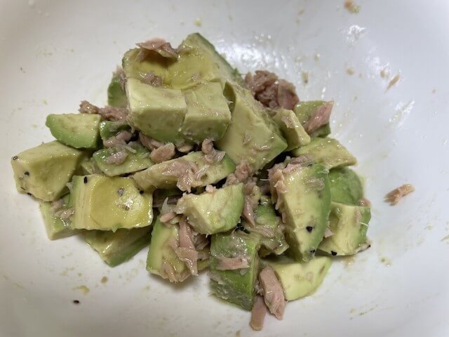 バズレシピ【無限アボカド】作ったら、白米3杯イケるぜ！　濃いめの味が激ウマでやめられない止まらない……！の画像2