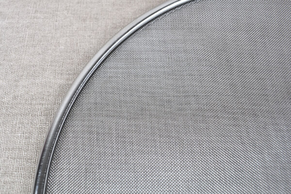 スリコ（3COINS）の「手持ち付き油跳ね防止ネット」なら被せるだけで油跳ねを防ぎ、後片づけも簡単！の画像3