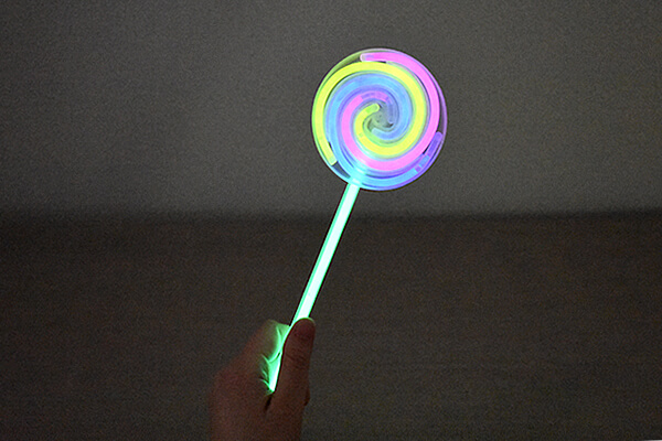 【100均レビュー】ダイソーの自分で組み立てる「パーティーグッズ」は折り曲げると暗闇で光りだす！ の画像4