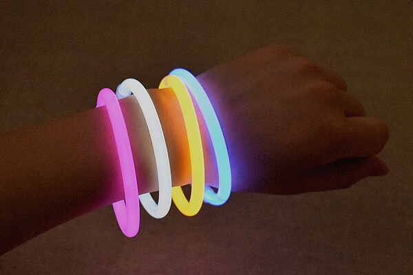 【100均レビュー】ダイソーの自分で組み立てる「パーティーグッズ」は折り曲げると暗闇で光りだす！ の画像7